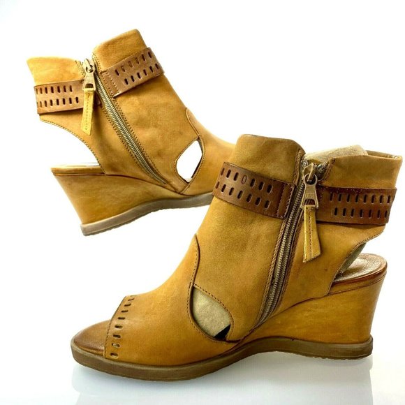 MIZ MOOZ Brianne 9 / 39 Wedge Peep Toe Zip Sandals - Picture 6 of 9